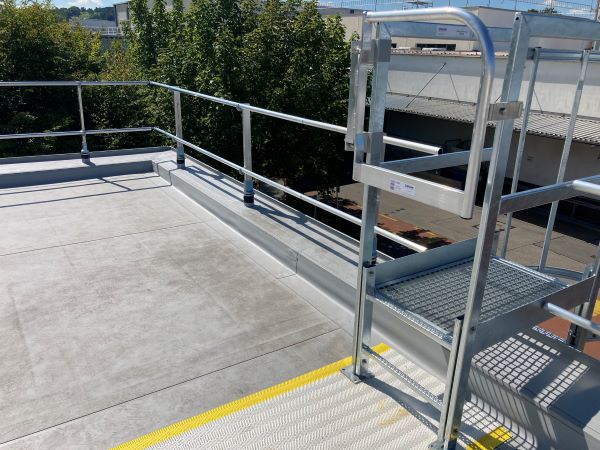 Besondere technische Anforderungen können mit dem Sicherheitsgeländer „Barrial fix“ erfüllt werden. © Sika Deutschland GmbH